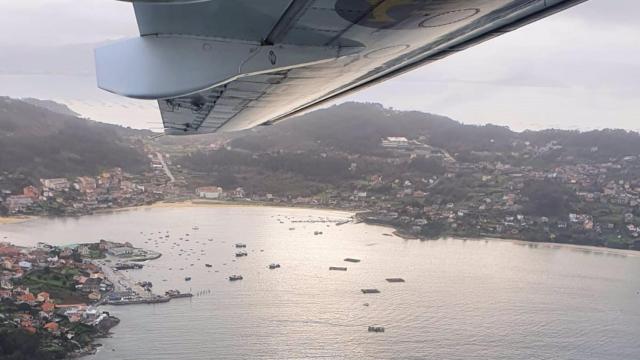 Un avión de Salvamento Marítimo controla la zona para detectar posibles vertidos.