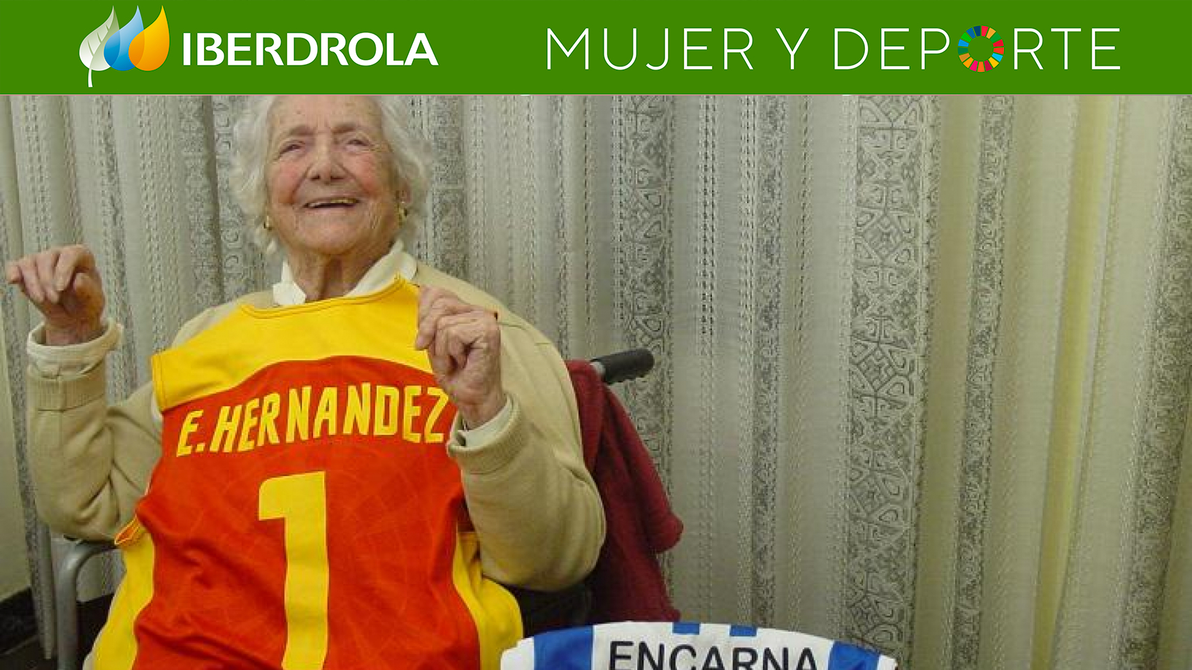 'La Niña del Gancho', Encarna Hernández, con una camiseta de la selección española