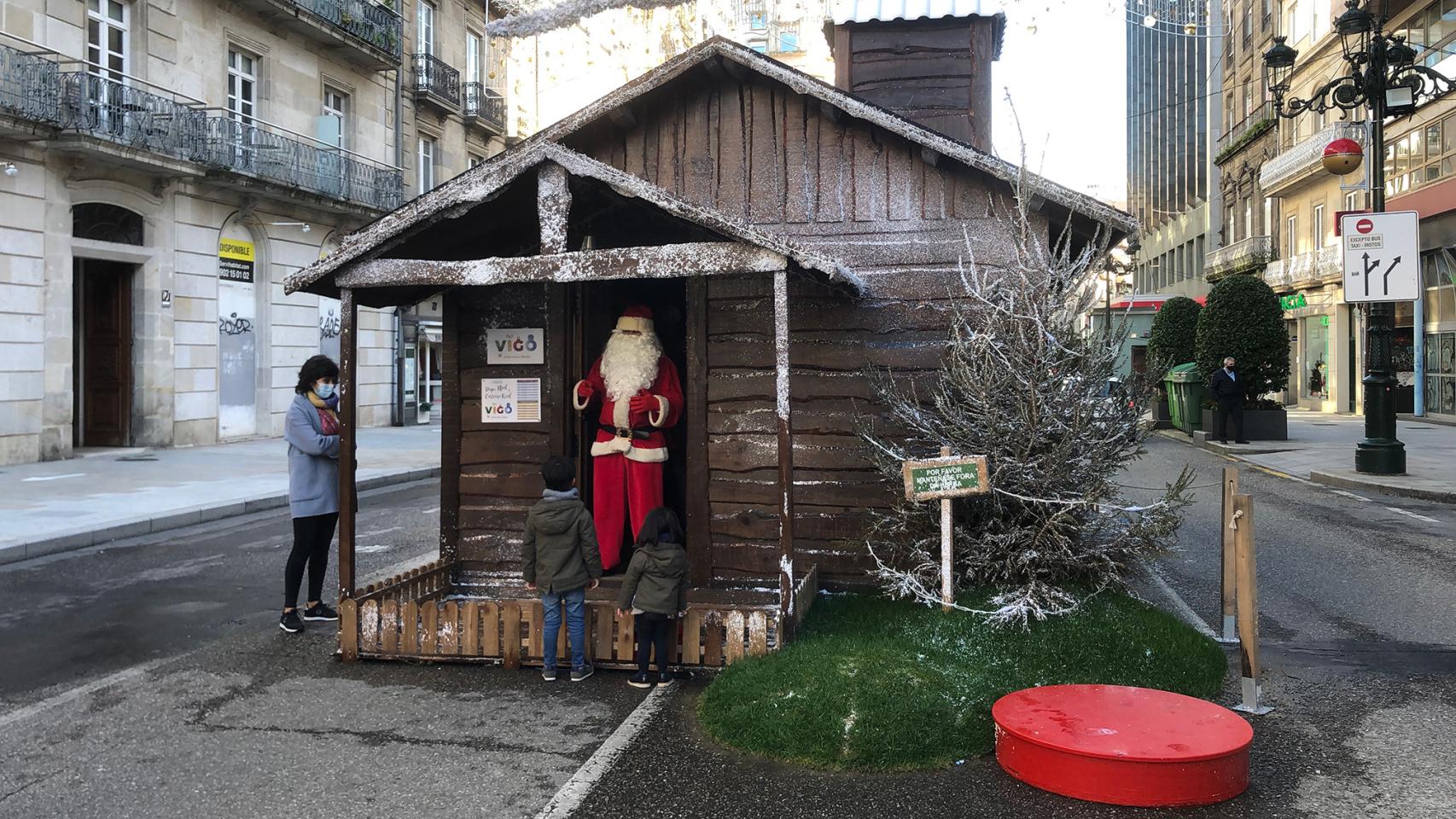 Papá Noel habla, a distancia, con dos niños en Vigo.