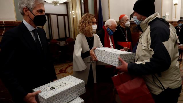 Adolfo Suárez, Meritxell Batet, el padre Ángel y el cardenal Carlos Osoro en el reparto de cenas de Nochebuena en el Congreso de los Diputados.