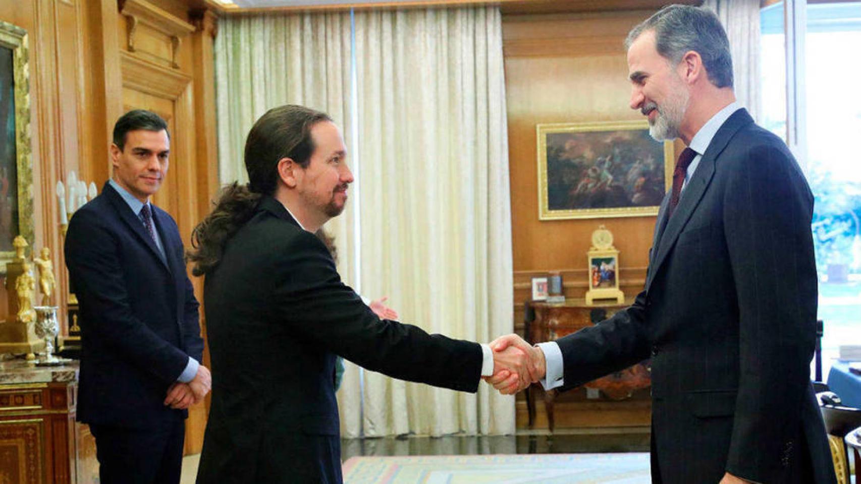 Pedro Sánchez, presidente del Gobierno, con Pablo Iglesias, vicepresidente segundo, en una recepción del Rey Felipe VI.