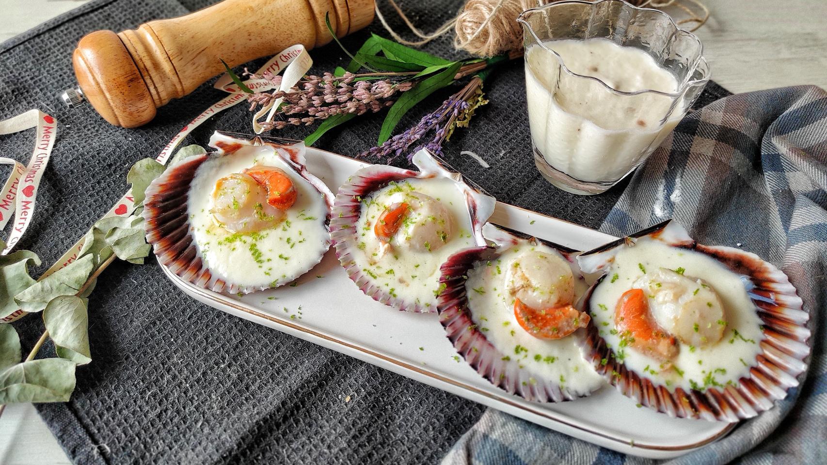 Vieiras con crema de nabo y lima