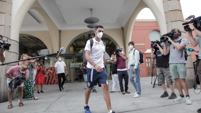 Uno de los 33 miembros del CF Fuenlabrada que ha recibido el alta epidemiológica abandonando el hotel NH Finisterre.