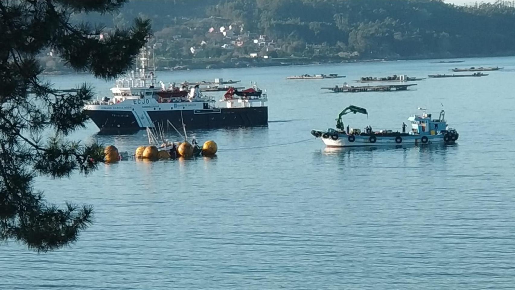 Tareas de reflote del barco accidentado.