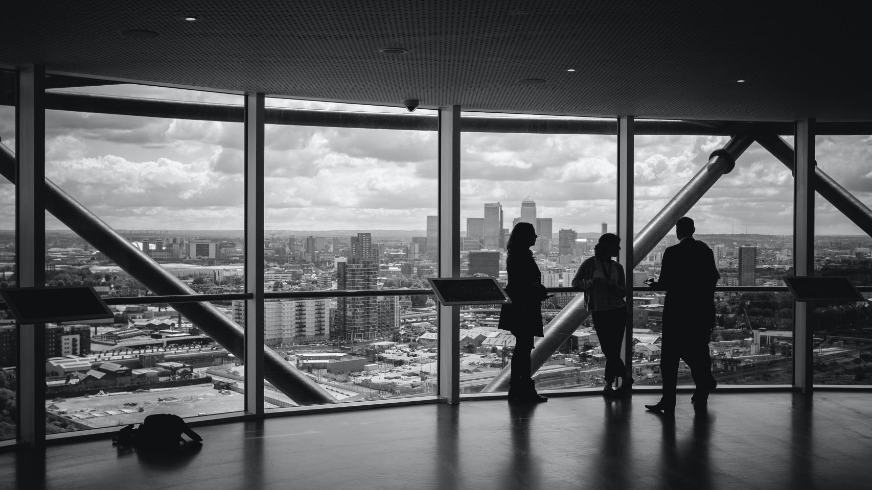 Personas de negocios, en una oficina. Foto: Charles Forerunner/ Unsplash