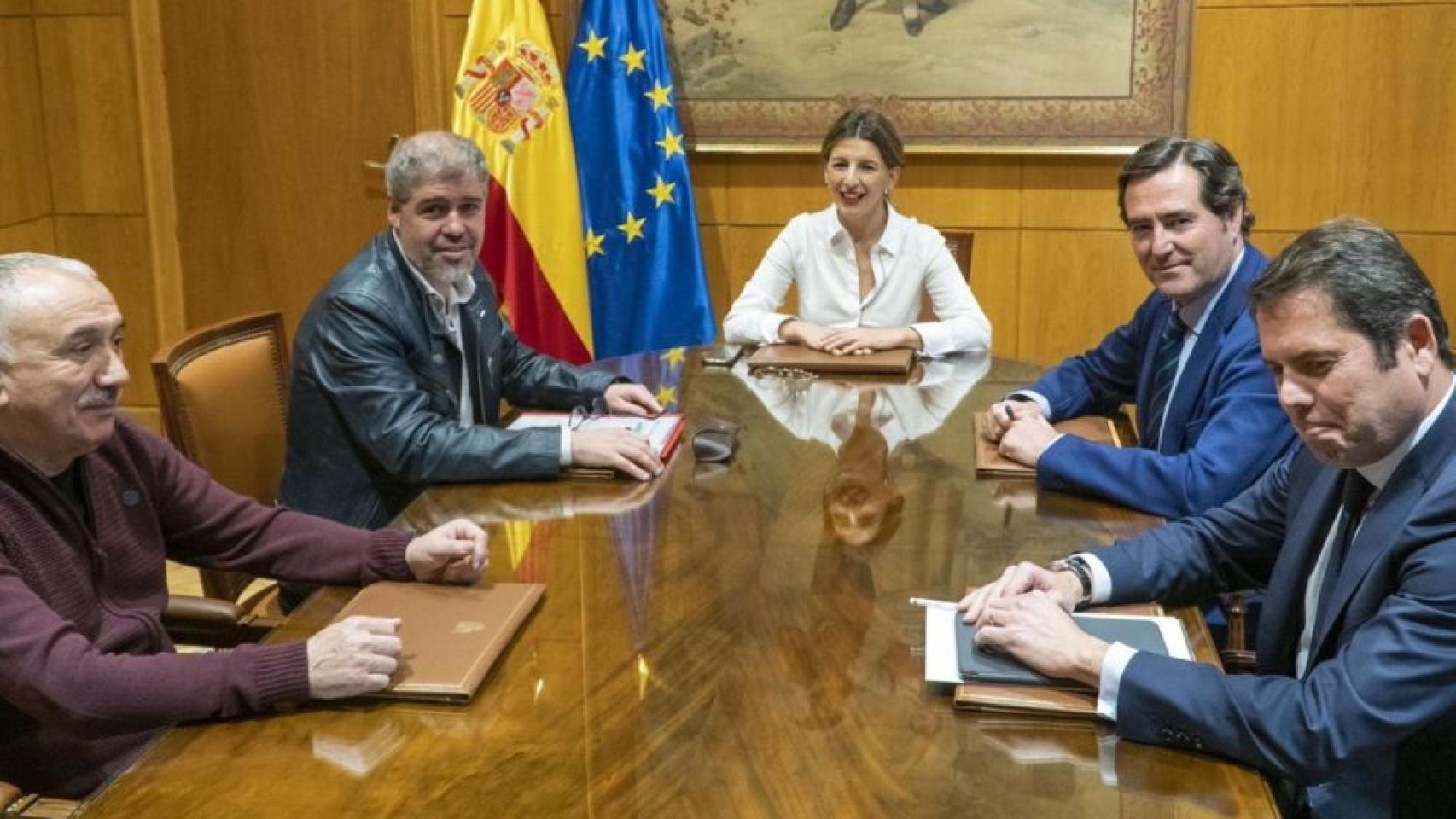 La ministra de Trabajo, Yolanda Díaz, reunida con los agentes sociales.