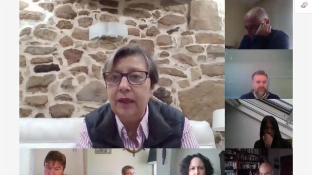 Rosa Quintana en una reunión con el sector pesquero.