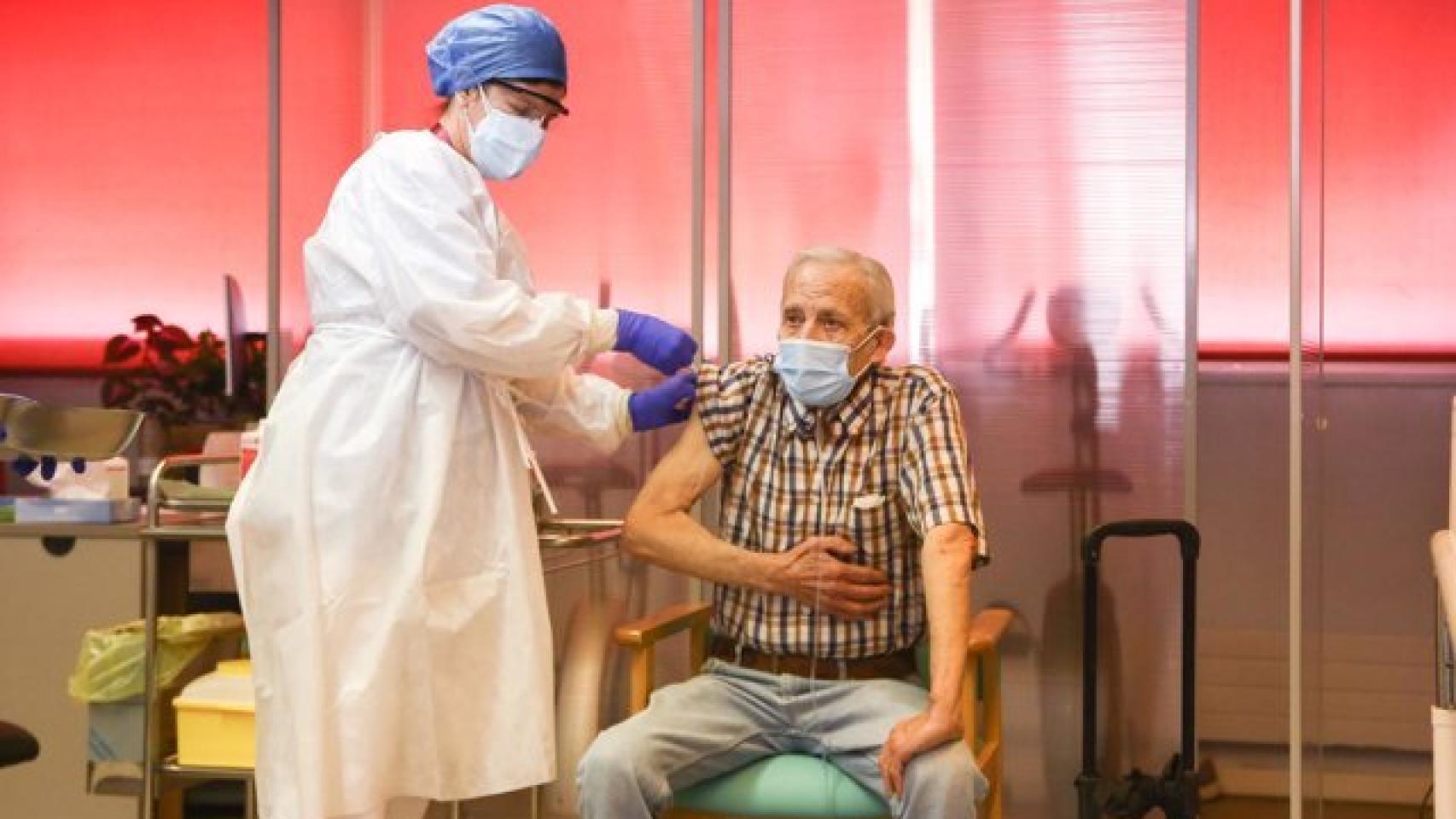 Nicanor, primer vacunado contra el coronavirus en la Comunidad de Madrid.