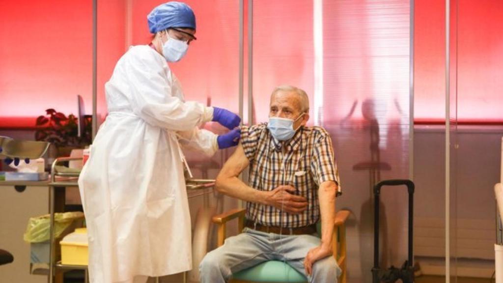 Nicanor, primer vacunado contra el coronavirus en la Comunidad de Madrid.