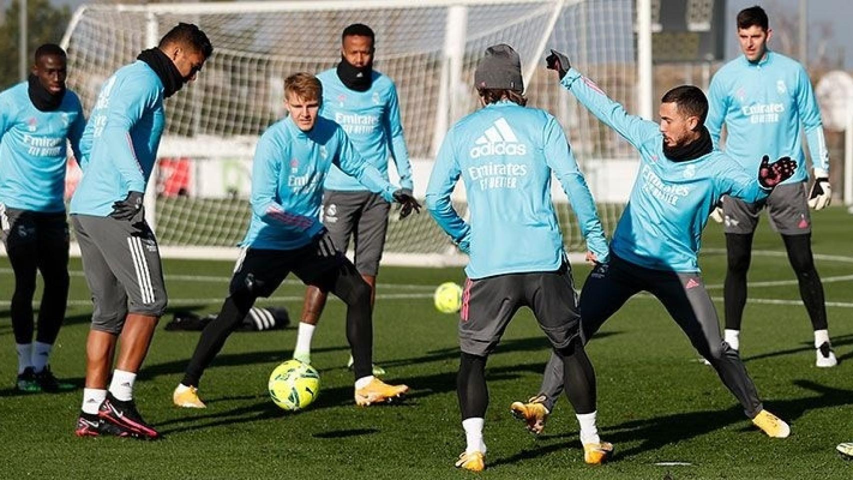 Los jugadores del Real Madrid, realizando un rondo en un entrenamiento