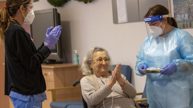Avelina Serrano, primera vacunada de las Islas Baleares. EE