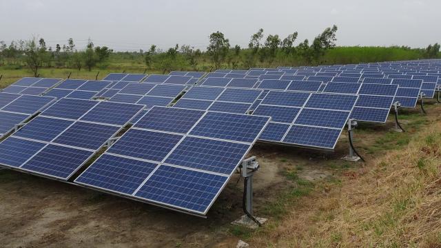 Paneles solares aplicados a una explotación agrícola.