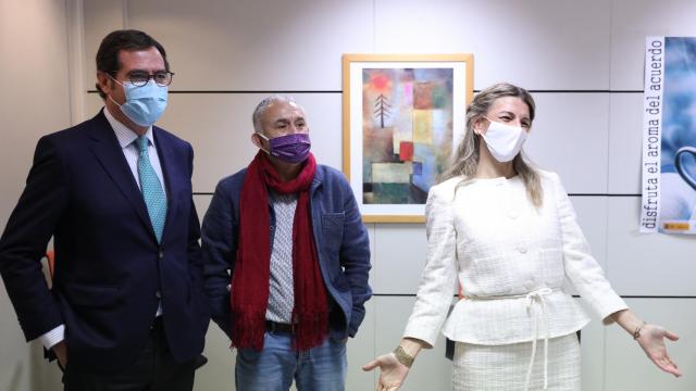 De izquierda a derecha, el presidente de CEOE, Antonio Garamendi; el líder de UGT, Pepe Álvarez; y la ministra de Trabajo, Yolanda Díaz.