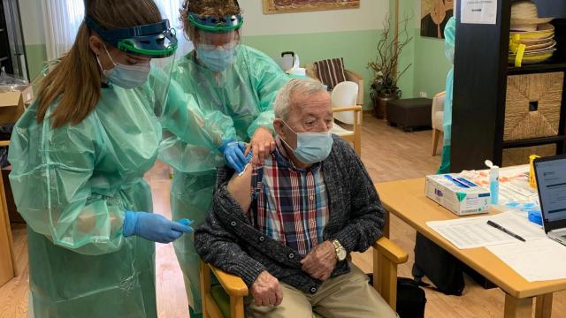 Juan Molina, primer vacunado del área de A Coruña.