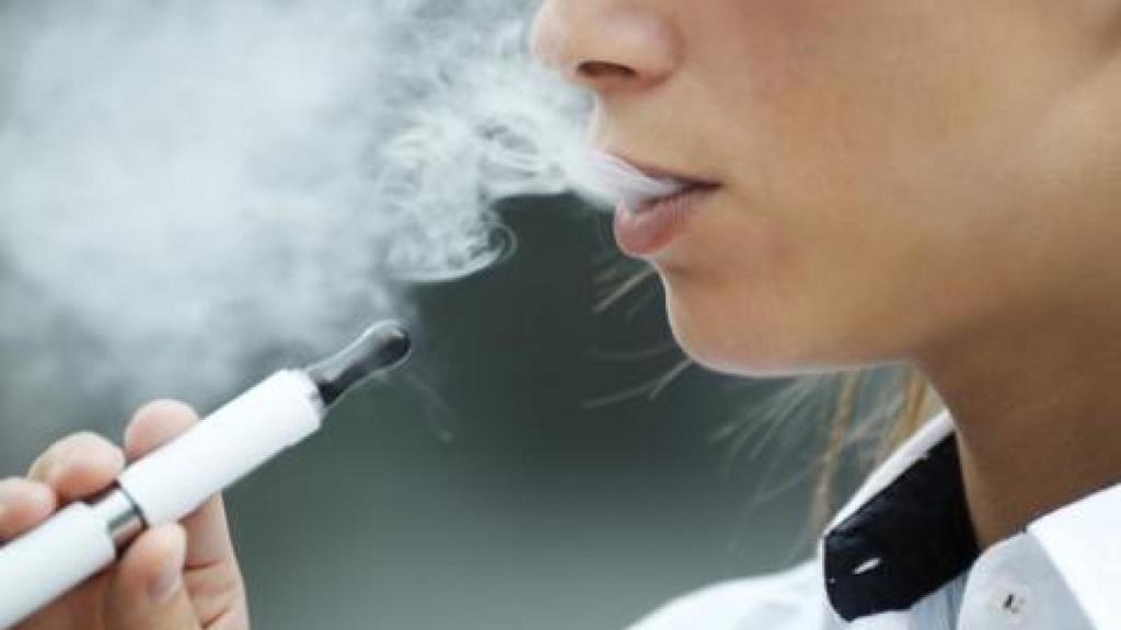 Imagen de archivo de un joven fumando un cigarrillo electrónico.