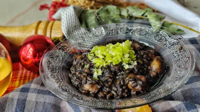 Arroz negro meloso de chipirones y puerro