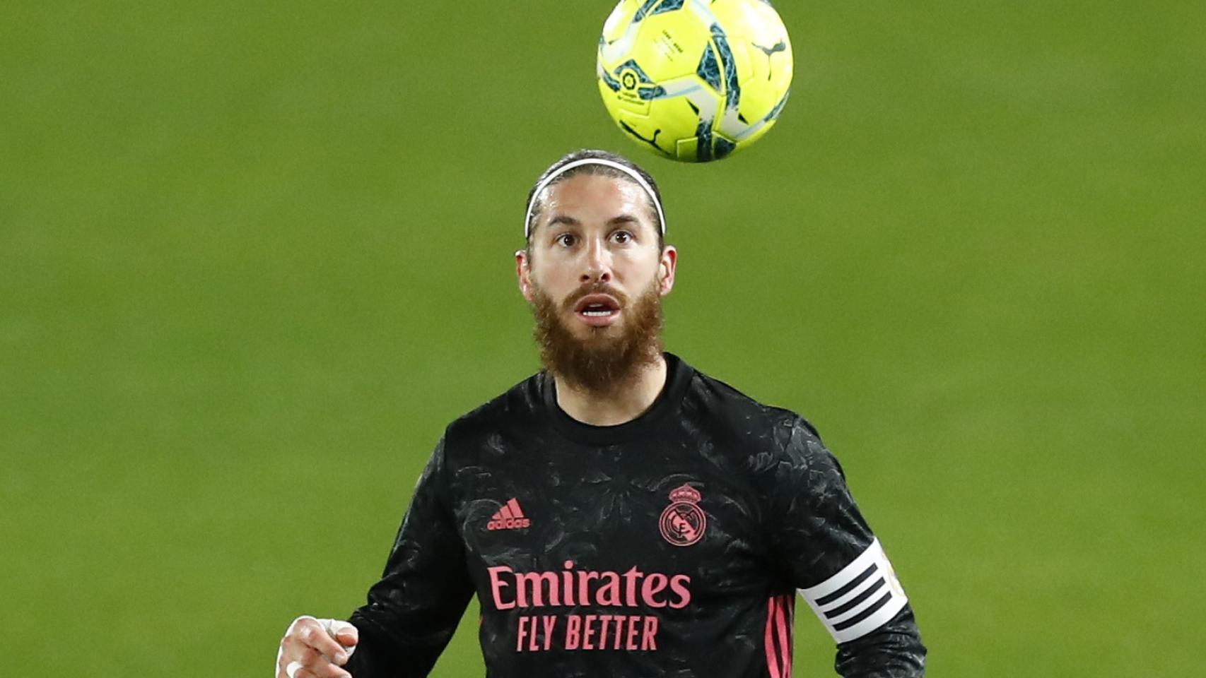 Sergio Ramos controla un balón