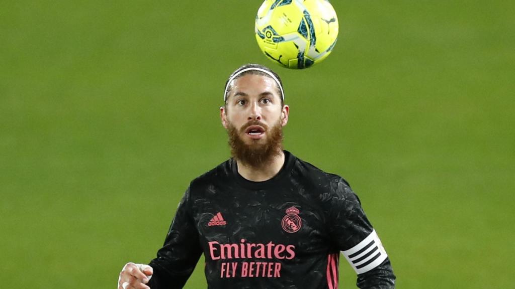 Sergio Ramos controla un balón