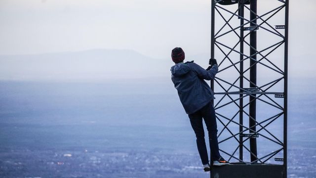 Hasta el 17 de enero está abierta la consulta pública del Gobierno sobre la próxima subasta de espectro para las futuras redes 5G. Foto: Jack Sloop para Unsplash.