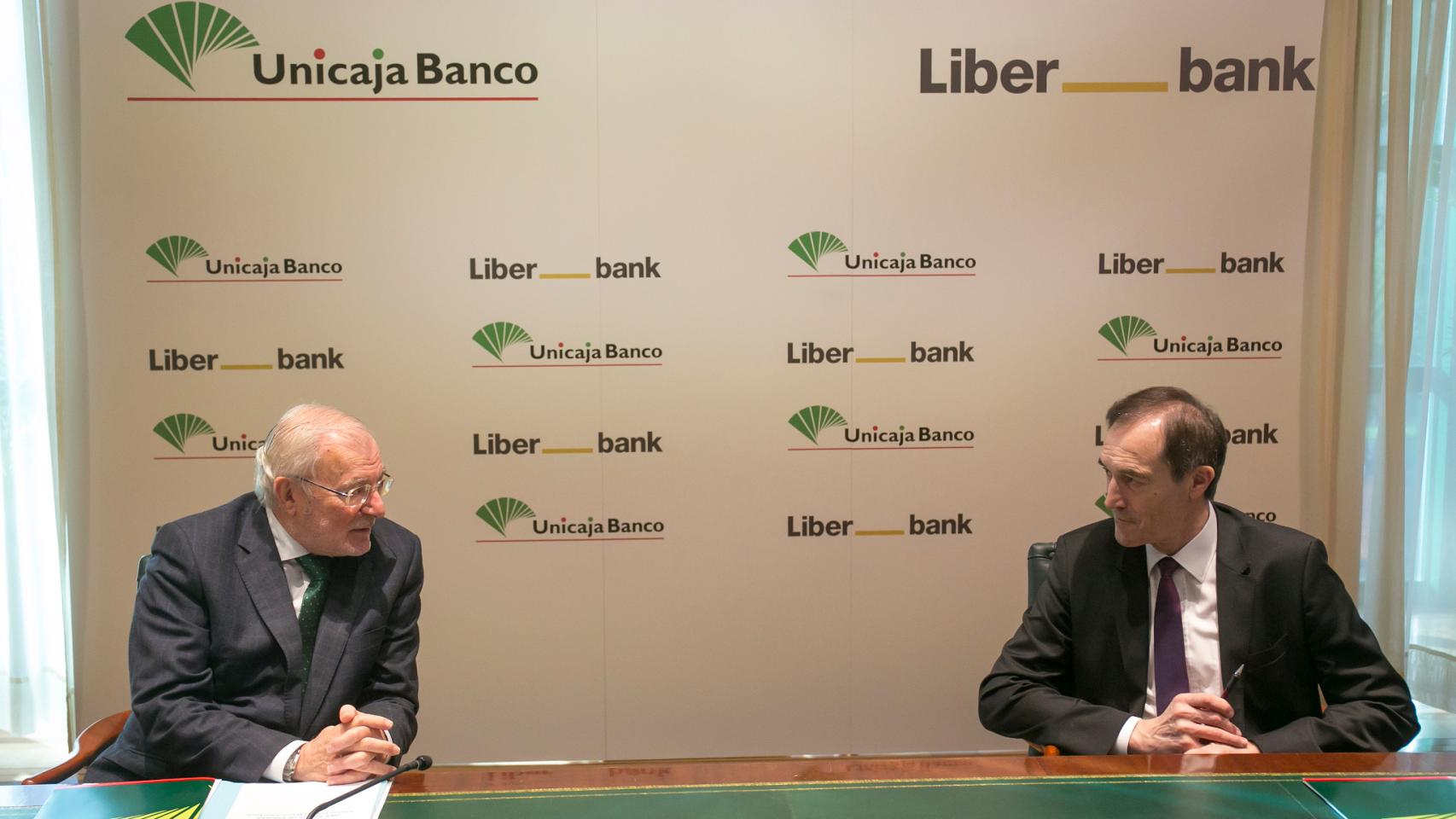 Manuel Azuaga, presidente de Unicaja, y Manuel Menéndez, CEO de Liberbank.