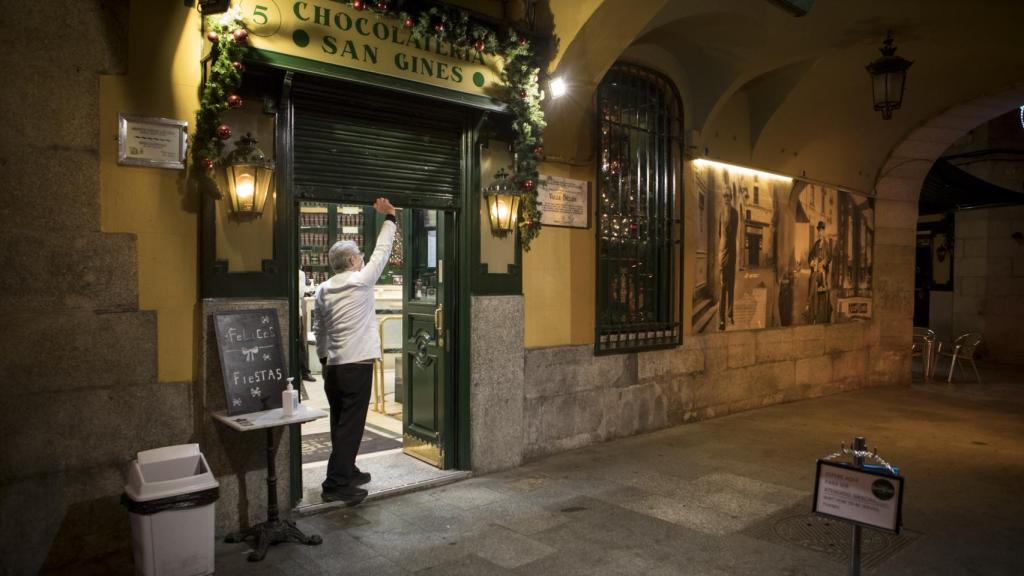 La chocolatería San Ginés en la Nochevieja de 2020 cerrando por la Covid-19.