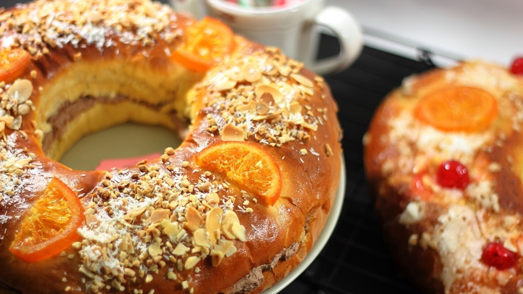 Dos roscones de Reyes rellenos con fruta escarchada y almendras.
