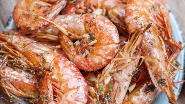 Receta de gambones al horno con vino blanco