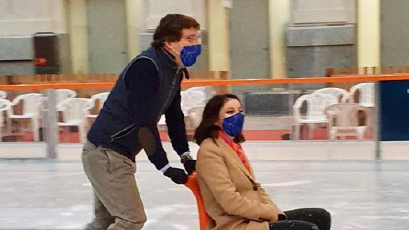 Una de las fotografías que compartió el alcalde, junto a Andrea Levy.
