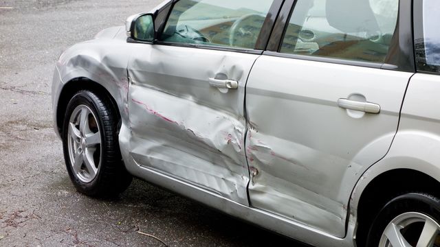 Una foto de archivo de un coche accidentado.