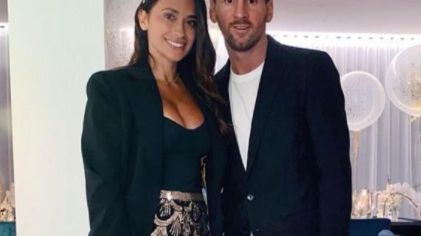Leo Messi junto a su pareja