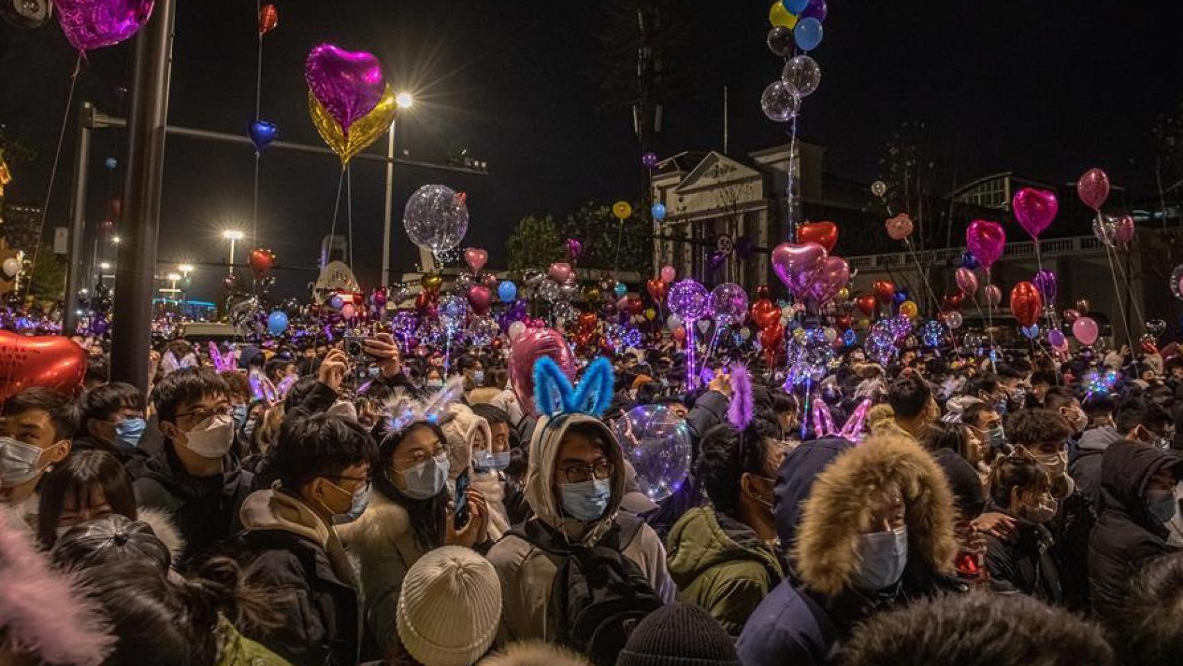 Cientos de ciudadanos chinos celebran la llegada del año nuevo en Wuhan.
