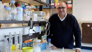Ignacio López Goñi, en el laboratorio donde trabaja.