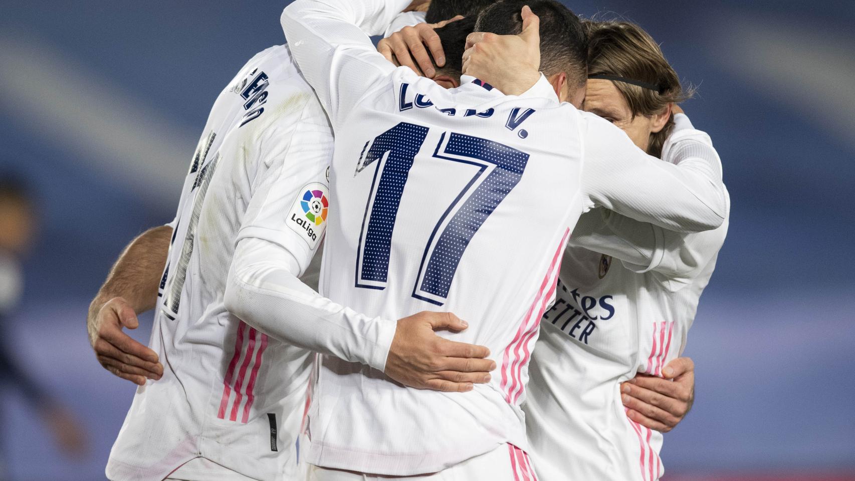 Lucas Vázquez, Marco Asensio y Luka Modric se abrazan celebrando un gol del Real Madrid