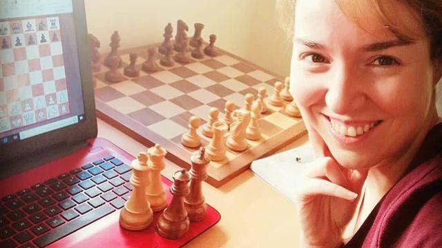 Sabrina Vega, ante un ordenador.