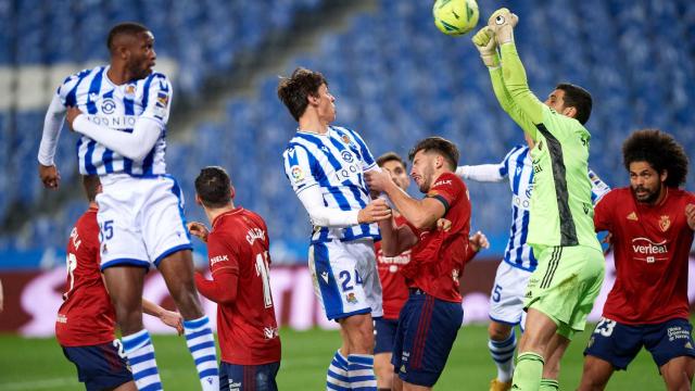 Balón peleado en el Real Sociedad - Osasuna