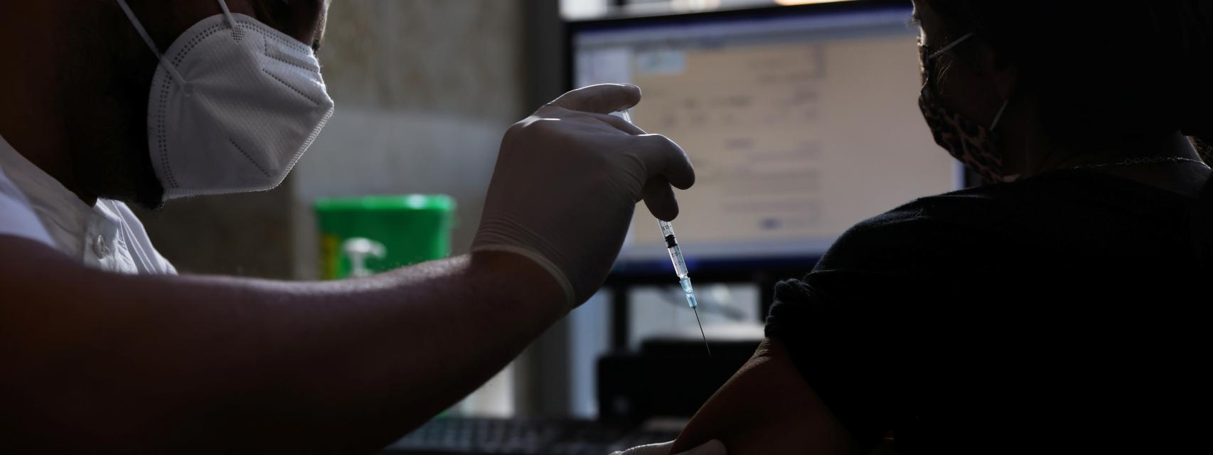 Una chica recibiendo la vacuna contra la Covid en Jerusalén.