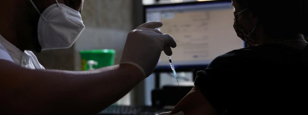 Una chica recibiendo la vacuna contra la Covid en Jerusalén.