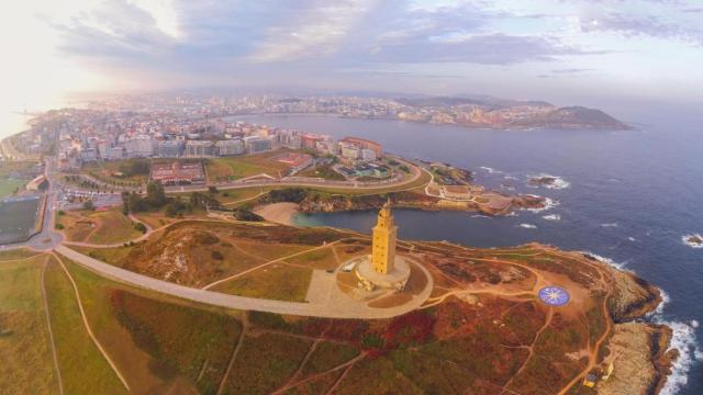 Entorno de la Torre de Hércules desde el aire.