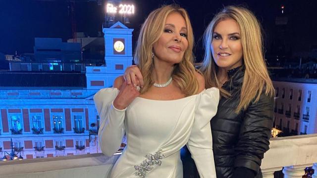 Susana Uribarri junto a Ana Obregón en el balcón frente a la Puerta del Sol.