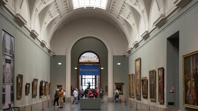 Visitantes en la exposición “Reencuentro”. Foto © Museo Nacional del Prado