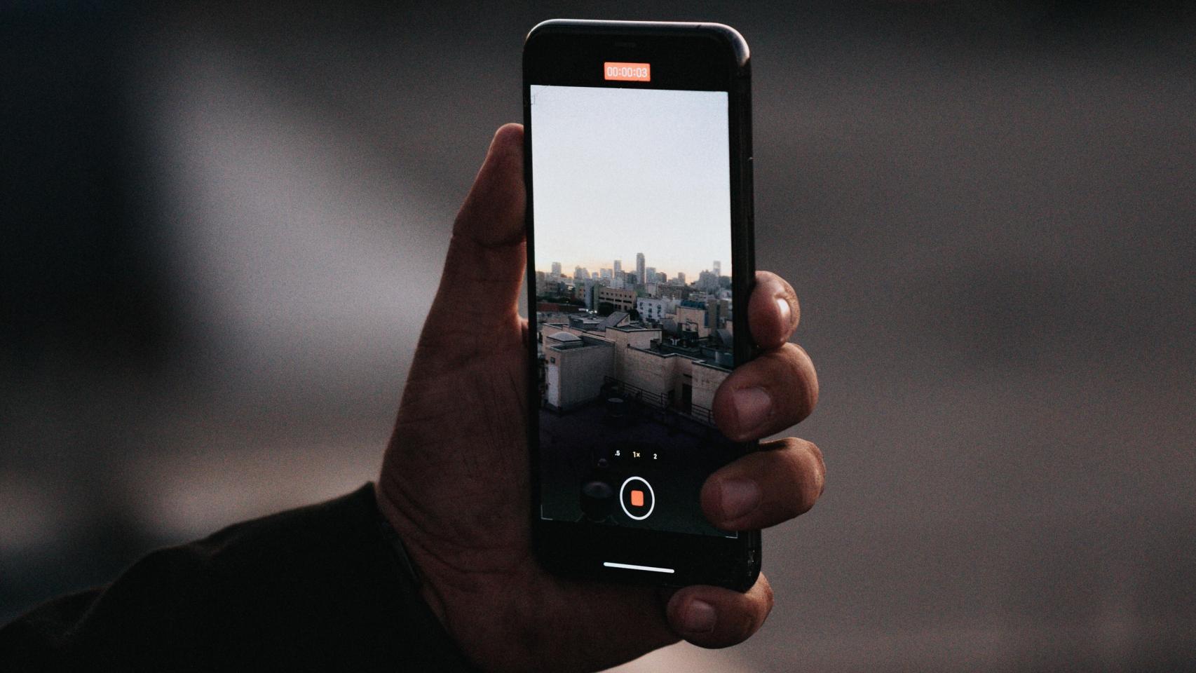 Las operadoras están obligadas a avisar con al menos un mes de antelación posibles cambios en sus tarifas a o desde Reino Unido. Foto: Nathan Dumlao para Unsplash.