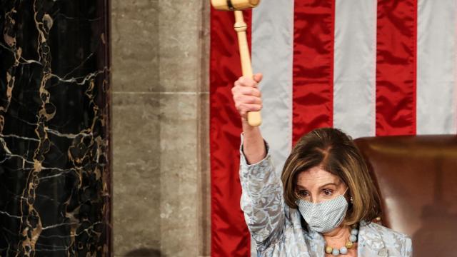 Nancy Pelosi, presidenta de la Cámara de Representantes, levanta un mazo durante la primera sesión del Congreso.