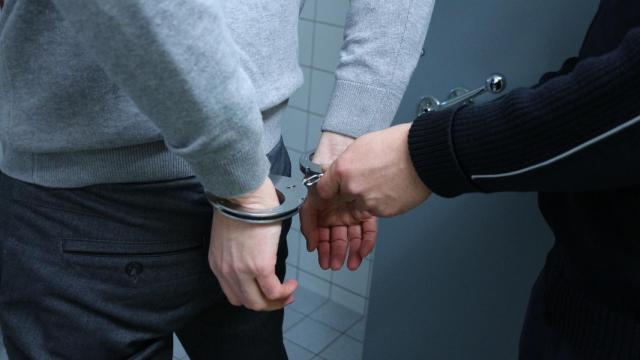 Una persona detenida en una imagen de archivo.
