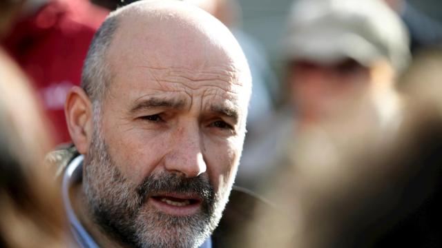 El diputado del BNG en el Congreso, Néstor Rego, durante una concentración convocada por esta formación ante la Delegación del Gobierno en Galicia para protestar por la subida de los peajes en la autopista AP-9.