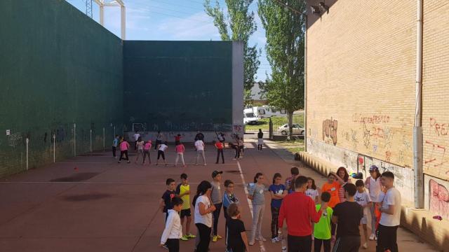 Patio de un colegio en el medio rural