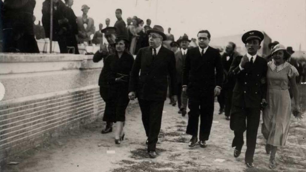 Personalidades republicanas, con Manuel Azaña al frente, durante un acto antes de la guerra.