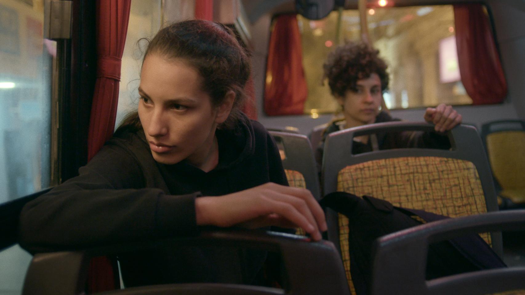 Iris (Sofía Cabrera) y Renata (Ana Carolina García) en el filme