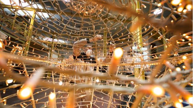 Un operario de Iluminaciones Ximenez preparando uno de sus decoraciones.