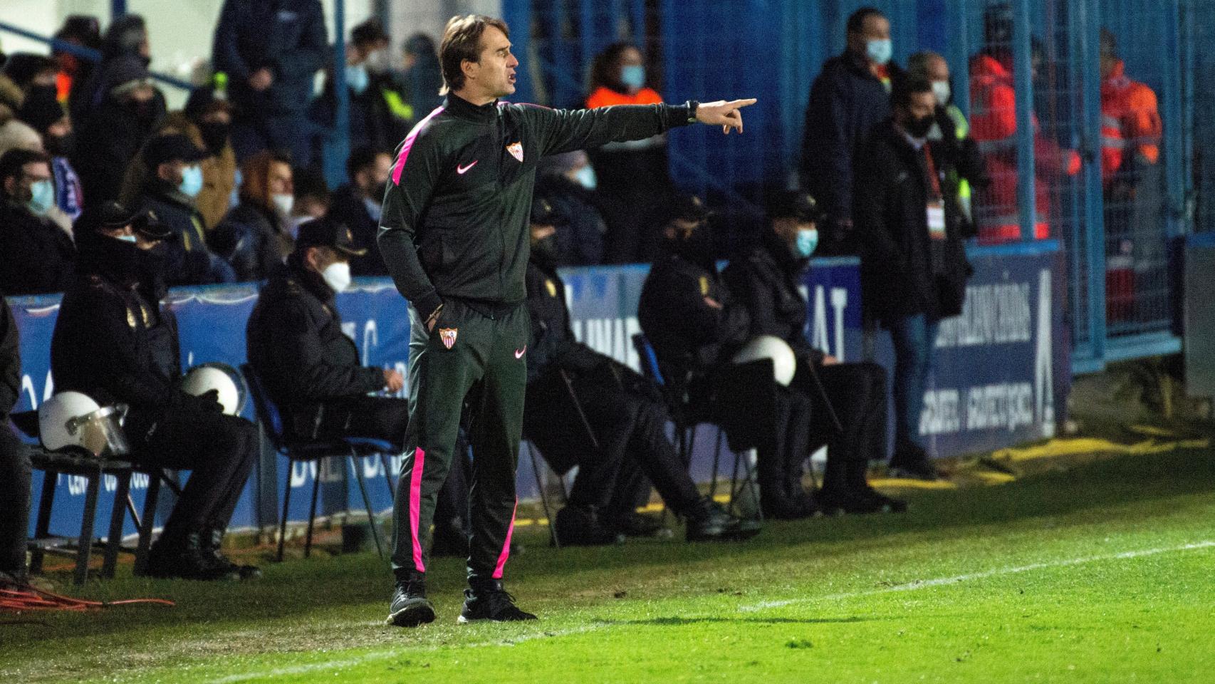 Lopetegui, dirigendo al Sevilla
