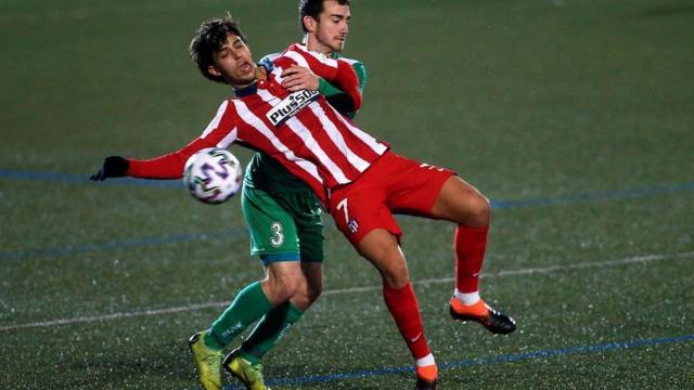 Joao Félix peleando un balón